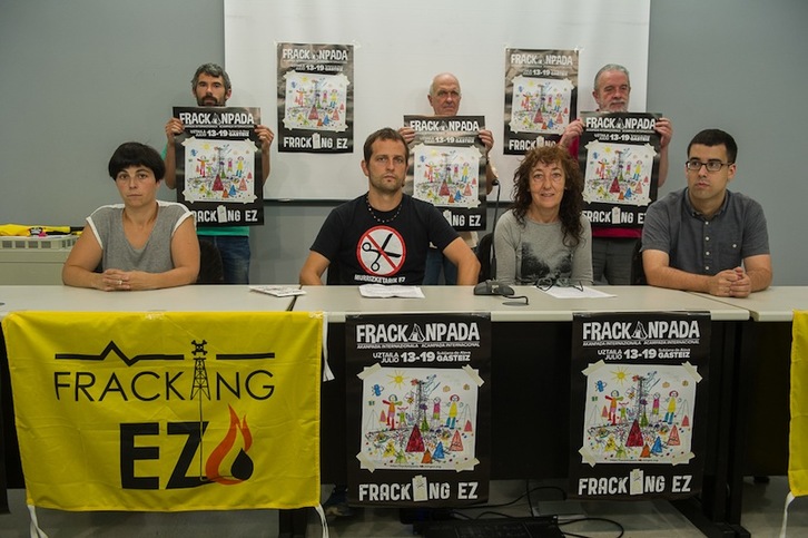 Miembros de Fracking Ez en la rueda de prensa. (ARGAZKI PRESS)