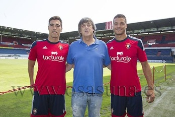 Álex Sánchez y Tan Bonnín junto al entrenador. (@CAOsasuna)