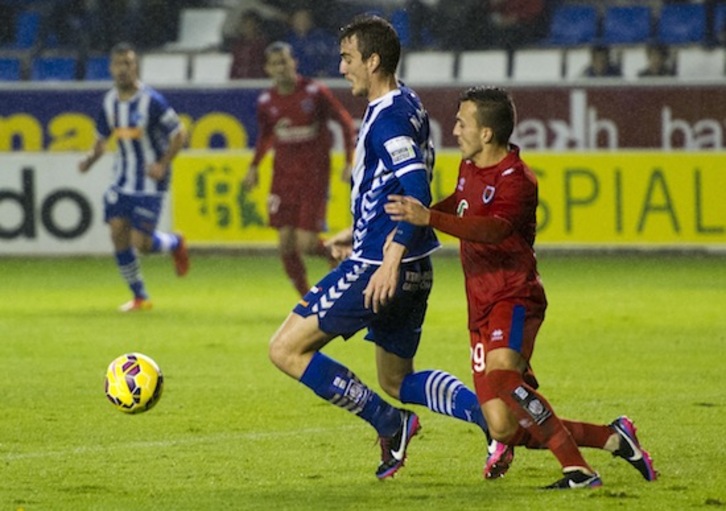 Choque entre Alavés y Numancia la pasada Liga. (Juanan RUIZ / ARGAZKI PRESS)