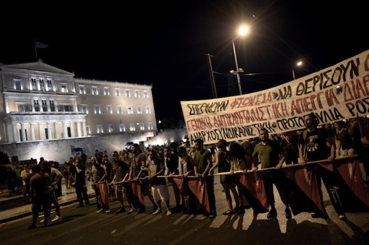 Manifestantes en la plaza Syntagma, en Atenas. (Aris MESSINIS / AFP)