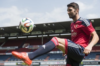 Presentación de Milic en El Sadar. (Jagoba MANTEROLA/ARGAZKI PRESS)