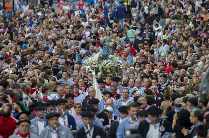 Egunsentiko Arrosarioaren prozesioa. (Juanan RUIZ/ARGAZKI PRESS)