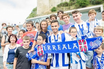 Diego Reyes posa con jóvenes aficionados y aficionadas de la Real. (Juan Carlos RUIZ / ARGAZKI PRESS)