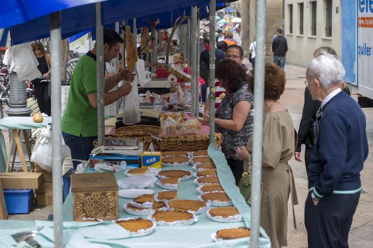 Tras meses sin celebrarse, vuelven los tradicionales mercadillos. (Juanan RUIZ / FOKU)