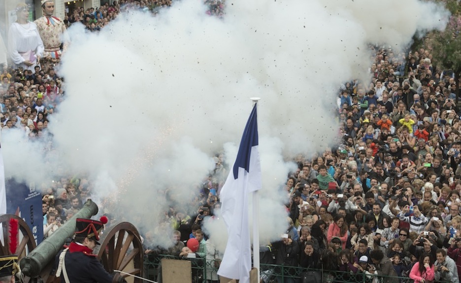 Cañonazo en Alderdi Eder. (Jagoba MANTEROLA / ARGAZKI PRESS)