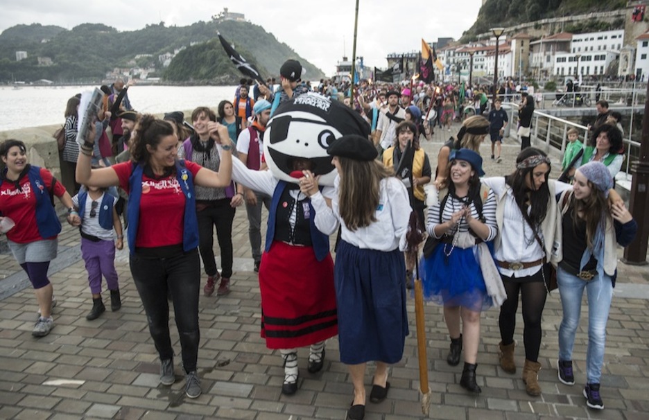 Txupinazo de Piratak en el puerto. (Jagoba MANTEROLA / ARGAZKI PRESS) 