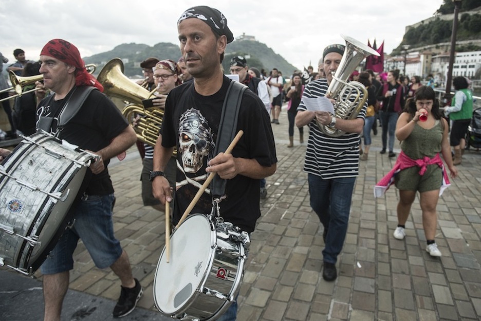 Txupinazo de Piratak en el puerto. (Jagoba MANTEROLA / ARGAZKI PRESS) 