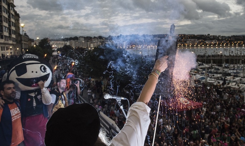 Txupinazo de Piratak en el puerto. (Jagoba MANTEROLA / ARGAZKI PRESS) 