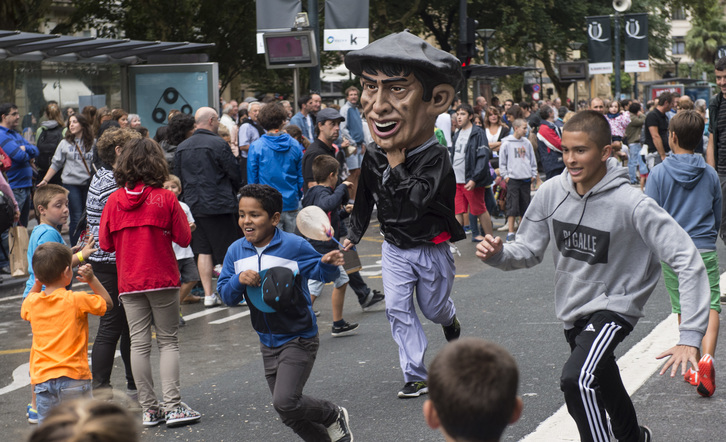 Cabezudos y gigantes también saldrán este domingo a animar las calles. (Jagoba MANTEROLA / ARGAZKI PRESS)