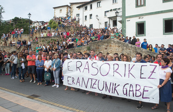 Protesta contra la agresión sexual en el Puerto Viejo de Algorta. (Luis JAUREGIALTZO / AFP)