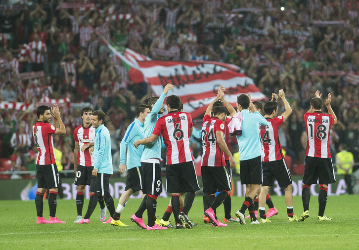 Los jugadores del Athletic saludan a los aficionados al acabar el partido. (Luis JAUREGIALTZO / ARGAZKI PRESS)