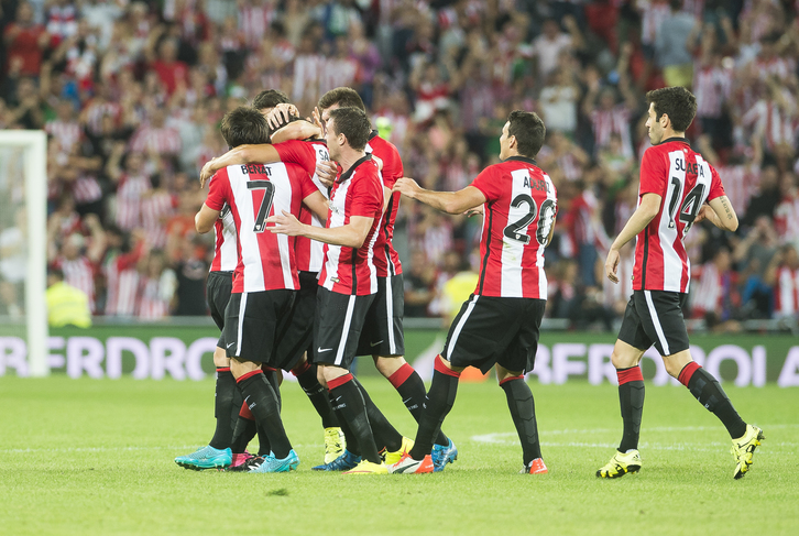 El Athletic celebra uno de los goles. (Luis JAUREGIALTZO / ARGAZKI PRESS)