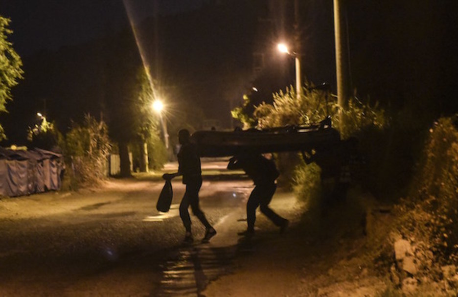 Bodrum turkiar herrian talde bat Greziarako bidaia hastear. (Bulent KILIC | AFP)