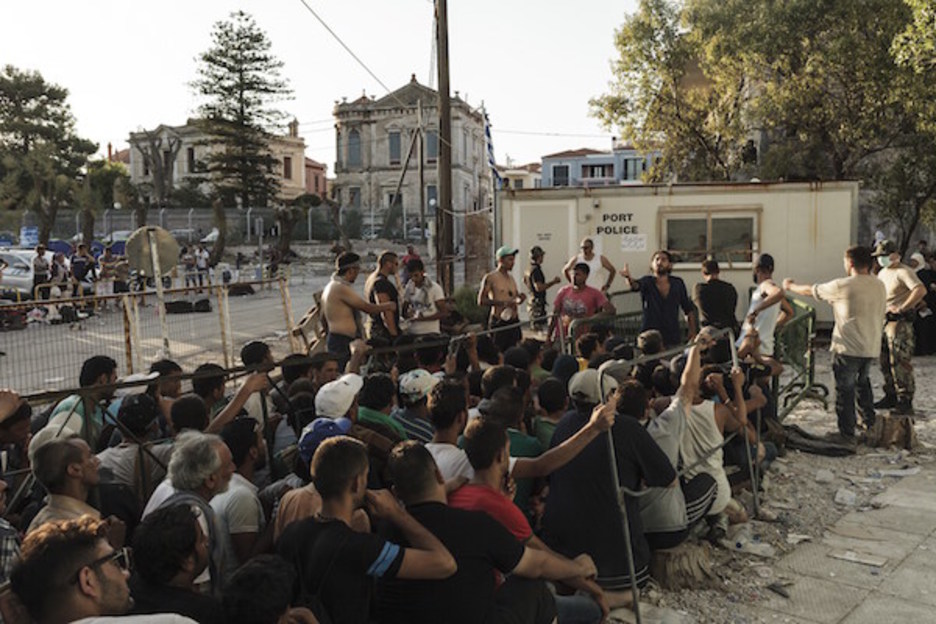 Siriar talde handi bat Lebosen bertan, kontinentera igaro ahal izateko erregistratzeko zain. 90.000tik gora siriar heldu da aurten Europara (Achilleas ZAVALLIS | AFP)