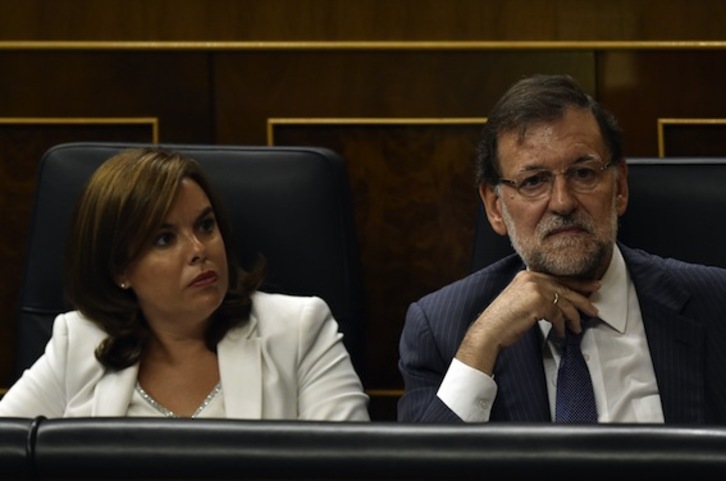 Soraya Sáenz de Santamaría, junto a Mariano Rajoy en el Congreso de los Diputados español. (Gerard JULIEN/AFP PHOTO)