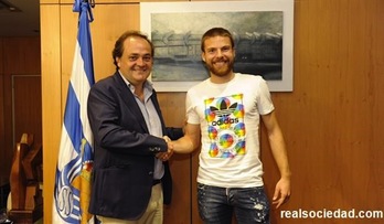 Jokin Aperribay eta Asier Illarramendi pozik Anoetako bulegoetan. (REAL SOCIEDAD)