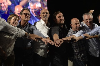 La candidatura de Junts pel Sí, en el acto de Barcelona. (Josep LAGO / AFP)