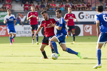 Oier pelea por el balón. (Iñigo URIZ / ARGAZKI PRESS)