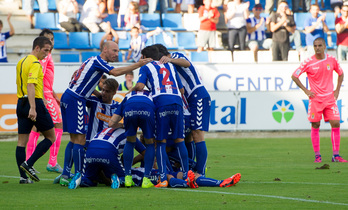 El Alavés celebrando uno de los goles. (Raul BOGAJO / ARGAZKI PRESS)