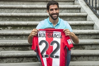 Raúl garcía, durante su presentaciçón con el Athletic. (Monika DEL VALLE / ARGAZKI PRESS)