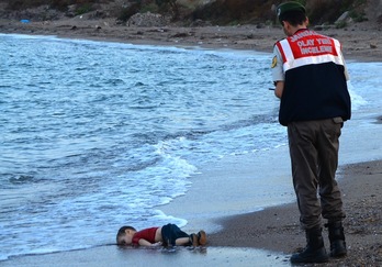 El niño Aylan Kurdi yace en la playa de Bodrum, en Turquía. (Nilufer DEMIR/AFP)