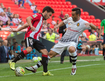 Unai López, presionado por un jugador del Mallorca. (ARGAZKI PRESS)