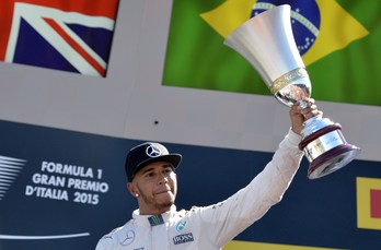 Hamilton en el podio. (Andreas SOLARO / AFP)