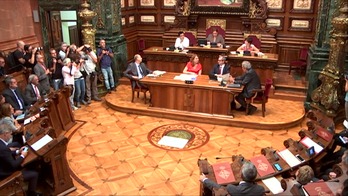 Imagen del pleno del Ayuntamiento de Barcelona esta mañana. (NAIZ.EUS)