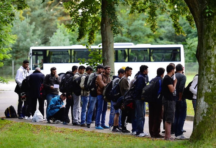 Un grupo de refugiados recién llegados a Alemania. (Alexander KORNER / AFP)