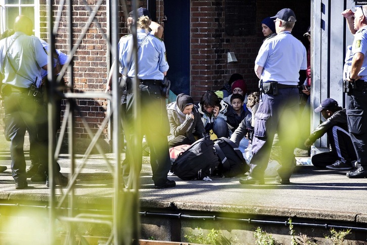 Refugiados retenidos por la Policía en una estación de Alemania. (Alex Luka DAMIE / AFP)