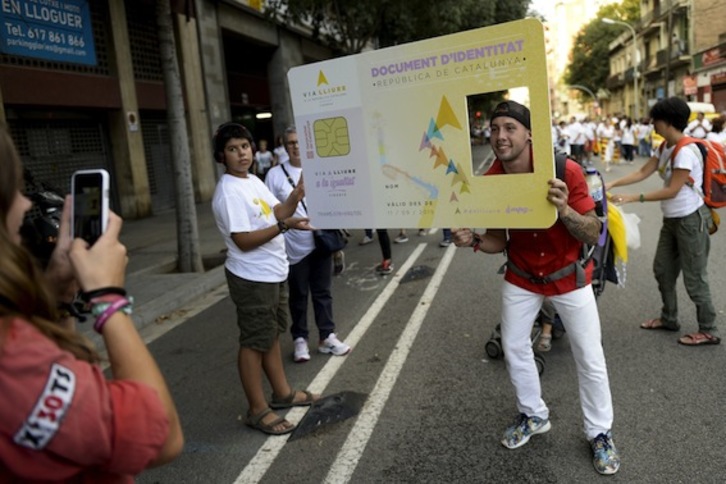 Photocall con un eventual nuevo Documento de Identidad catalán en la Diada de este año (Josep LAGO/AFP PHOTO)