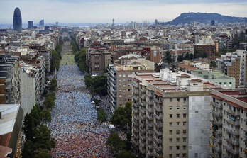 La avenida Meridiana, a rebosar de gente y de colorido. (Lluis GENÉ/AFP PHOTO)