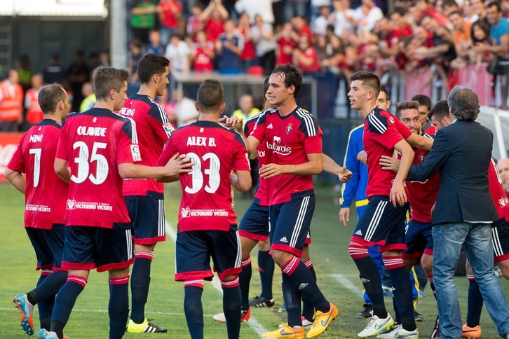 Los jugadores rojillos celebran el gol de Roberto Torres. (Iñigo URIZ / ARGAZKI PRESS)