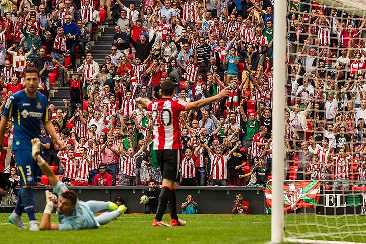 Aduriz gola ospatzen. (Aritz LOIOLA / ARGAZKI PRESS)