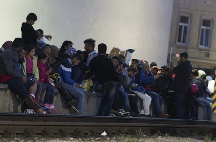 Refugiados aguardan en la estación de tren de Viena. (Joe KLAMAR/AFP PHOTO)