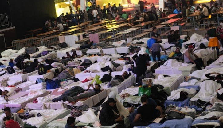 Refugiados aguardan en un centro de acogida de Wiesen, en Austria, a unos 70 kilómetros de la frontera con Hungría. (Christian BRUNA/AFP PHOTO)