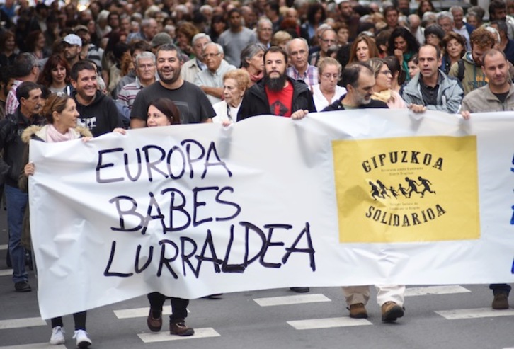 Cabecera de la marcha en Donostia. (Andoni CANELLADA / ARGAZKI PRESS)