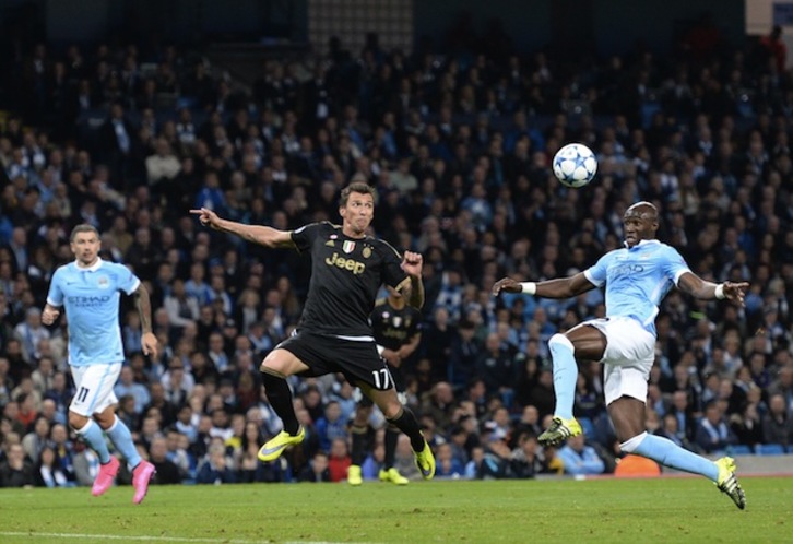 Mandzukic se dispone a anota el empate de la Juve en cancha del City. (Oli SCARFF / AFP) 