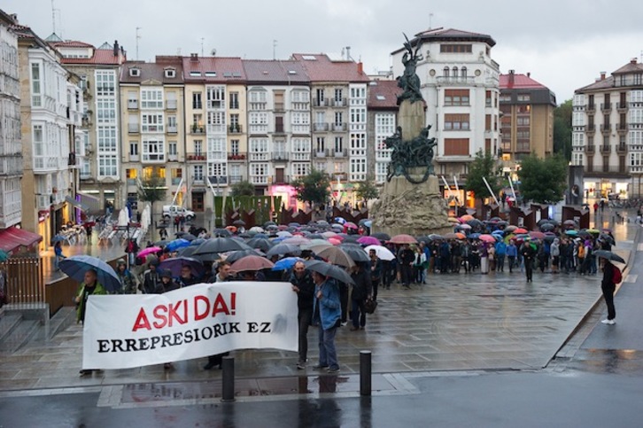 Manifestación esta tarde en Gasteiz contra las detenciones. (Juanan RUIZ / ARGAZKI PRESS)