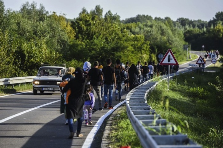 Refugiados caminan por la zona fronteriza entre Serbia y Croacia. (Armend NIMANI/AFP PHOTO)