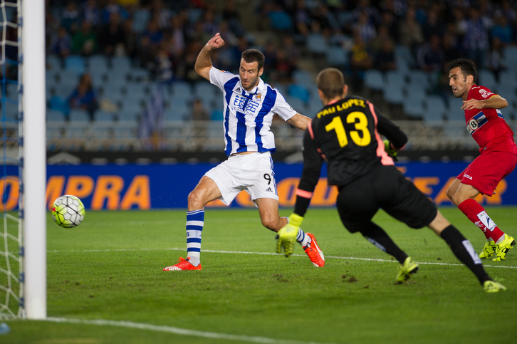 Agirretxe ha materializado el primer gol de la Liga de la Real, aunque hoy haya servido de poco. (Juan Carlos RUIZ | ARGAZKI PRESS)