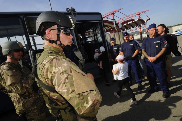 Policías y soldados húngaros en en la frontera serbia. (Laszlo LAUFER / AFP)