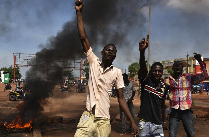 Protestas en la capital de Burkina Faso tras el golpe de estado. (Sia KAMBOU / AFP)