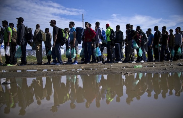 Refugiados hacen cola tras cruzar la frontera entre Grecia y Macedonia. (Nicolay DOYCHINOV/AFP PHOTO)