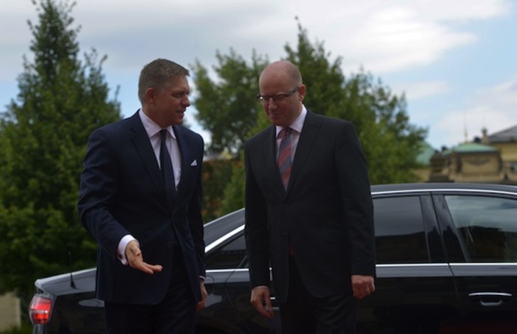 El primer ministro eslovaco, Robert Fico, junto a su homólogo checo, en una imagen tomada antes de una reciente reunión. (Michal CIZEK/AFP PHOTO)