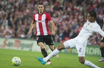 Aduriz, frente a Varane. (Luis JAUREGIALTZO / ARGAZKI PRESS)