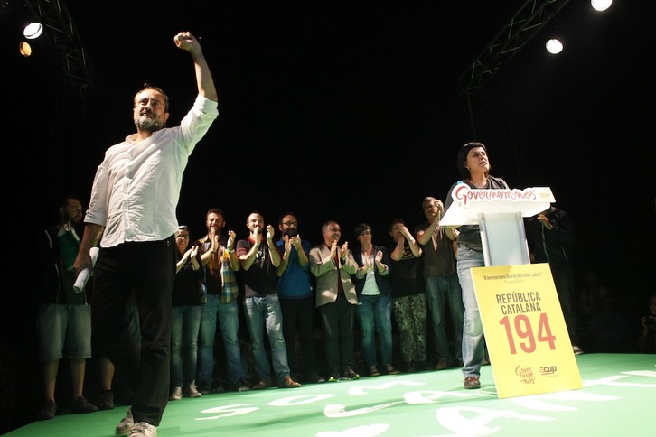 Antonio Baños y Anna Gabriel, al final del acto. (Oriol CLAVERA)