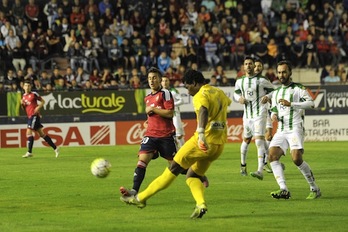 Osasuna no ha podido superar al meta del Córdoba. (Idoia ZABALETA / ARGAZKI PRESS)