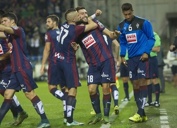 Los armeros celebran el gol de Borja Bastón. (Raúl BOGAJO / ARGAZKI PRESS)