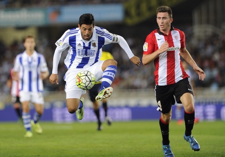 Vela trata de controlar en presencia de Laporte. (Jon URBE / ARGAZKI PRESS)